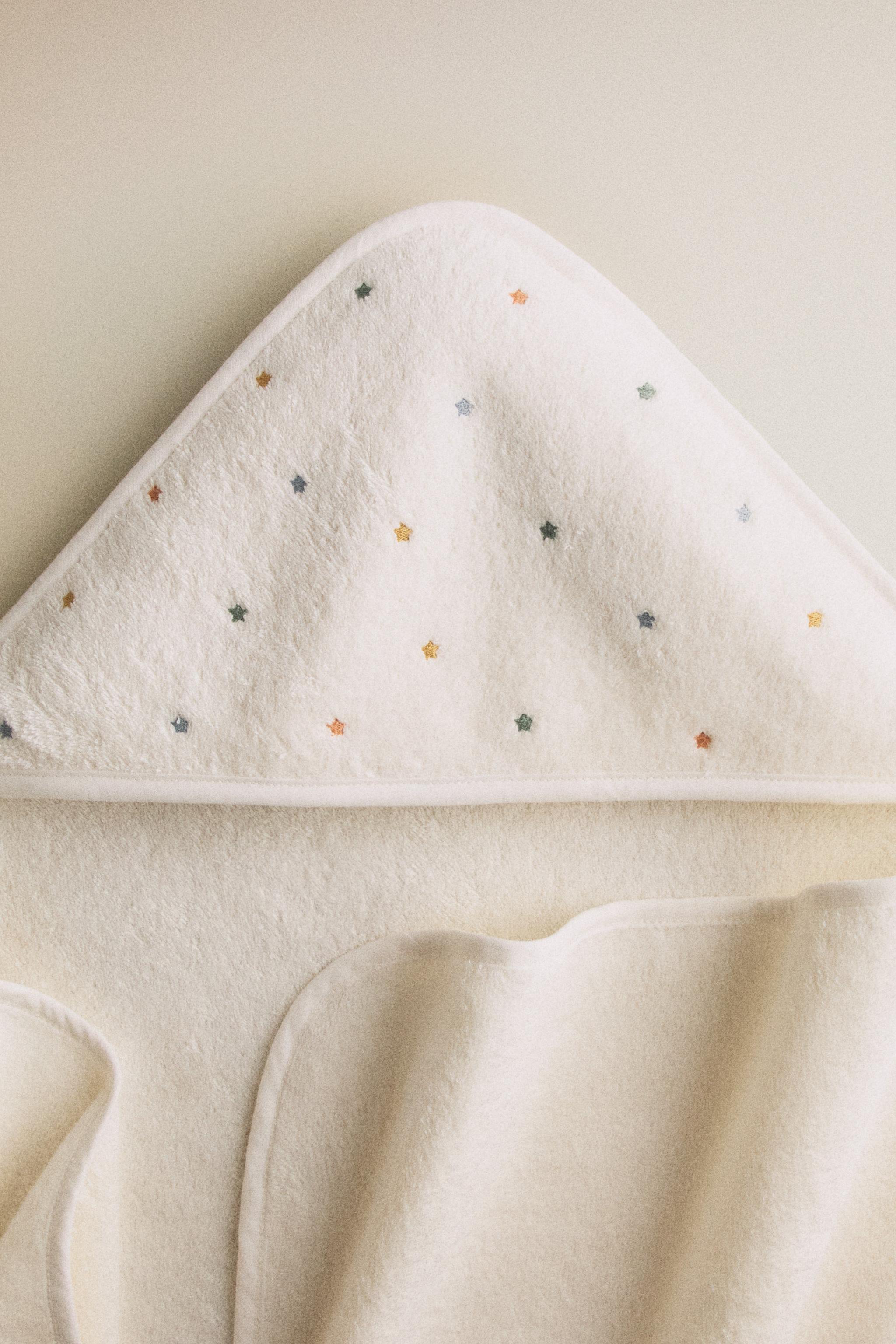 HOODED BABY TOWEL WITH STARS